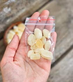 Gul Kalcit, små trumlade -40% fynd B-kvalité sämre färg/nagg