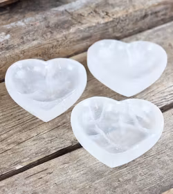 Vit Selenit, hjärta skål 10 cm -30% fynd små defekter