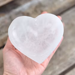 Vit Selenit, hjärta skål 10 cm -30% fynd små defekter