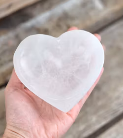Vit Selenit, hjärta skål 10 cm -30% fynd små defekter