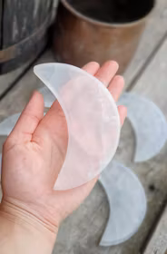 Vit Selenit, måne (laddningsplatta) 11-12 cm -20% fynd lite lite gula inslag/andra små inslag