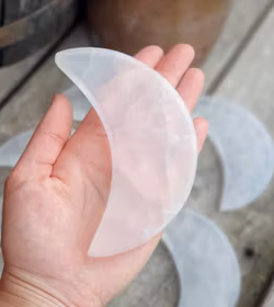 Vit Selenit, måne (laddningsplatta) 11-12 cm -20% fynd lite lite gula inslag/andra små inslag