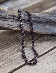 Granat chipshalsband – lång modell (80–90 cm)