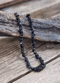 Svart Turmalin chipshalsband – lång modell (80–90 cm)