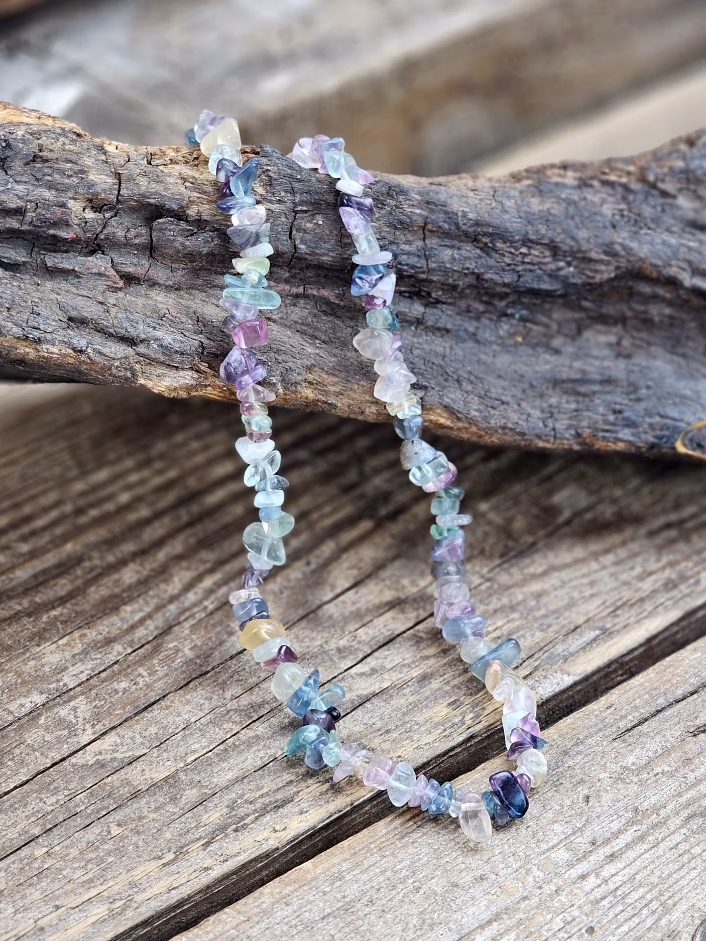 Regnbågsfluorit chipshalsband – lång modell (80–90 cm)