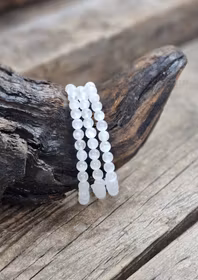Selenit, armband 6mm runda pärlor -30% fynd lite lägre kvalite * Obs! Fint skimmer men mer mjölkvita