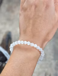 Selenit, armband 6mm runda pärlor -30% fynd lite lägre kvalite * Obs! Fint skimmer men mer mjölkvita