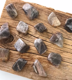 Svart Månsten, trumlade -30% fynd sprickor förekommer