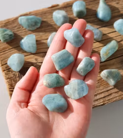 Akvamarin, mellan trumlade -40% fynd bruna inslag/sprickor