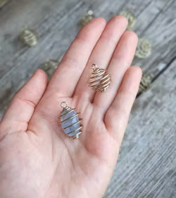 Liten spiralbur för stenar, guld -20% fynd - mörka!