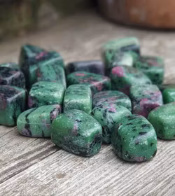 Zoisit med Rubin, trumlade -30% fynd kantstötta