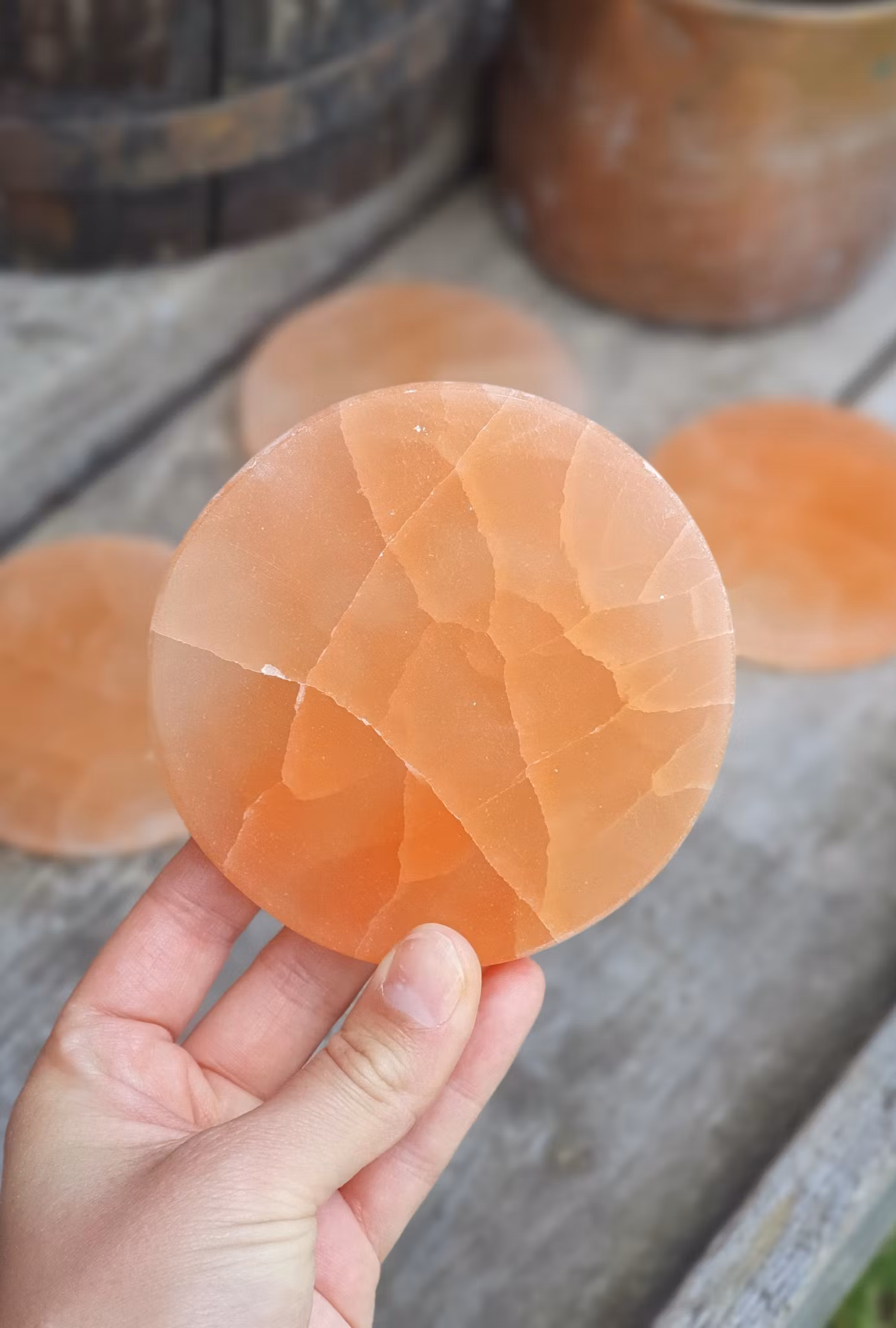 Orange/Rosa Selenit, rund platta (laddningsplatta) 8 cm
