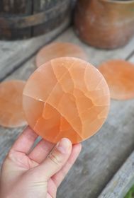 Orange/Rosa Selenit, rund platta (laddningsplatta) 8 cm