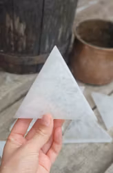 Vit Selenit, triangel (laddningsplatta) 12 cm