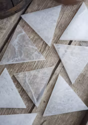 Vit Selenit, triangel (laddningsplatta) 12 cm