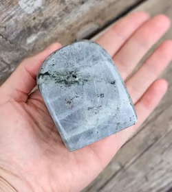 Lila Labradorit (Sunset Labradorit), polerad kristall stående friform #8