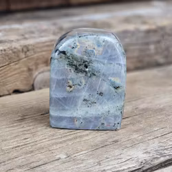 Lila Labradorit (Sunset Labradorit), polerad kristall stående friform #8