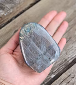 Lila Labradorit (Sunset Labradorit), polerad kristall stående friform #9