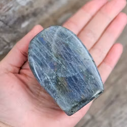 Lila Labradorit (Sunset Labradorit), polerad kristall stående friform #10