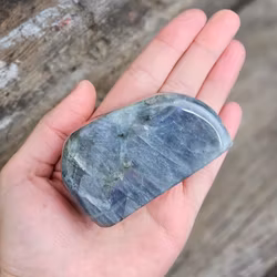 Lila Labradorit (Sunset Labradorit), polerad kristall stående friform #11