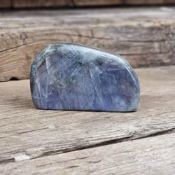 Lila Labradorit (Sunset Labradorit), polerad kristall stående friform #11