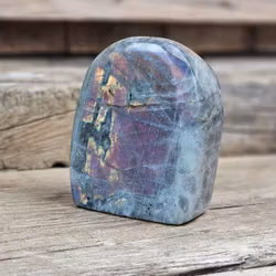 Lila Labradorit (Sunset Labradorit), polerad kristall stående friform #16