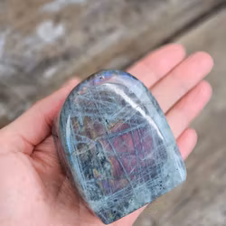 Lila Labradorit (Sunset Labradorit), polerad kristall stående friform #16