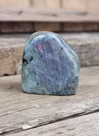 Lila Labradorit (Sunset Labradorit), polerad kristall stående friform #17