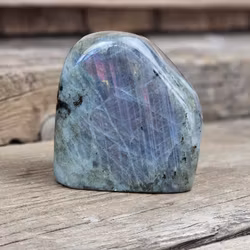 Lila Labradorit (Sunset Labradorit), polerad kristall stående friform #17