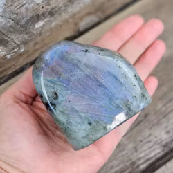 Lila Labradorit (Sunset Labradorit), polerad kristall stående friform #17