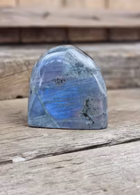 Lila Labradorit (Sunset Labradorit), polerad kristall stående friform #18