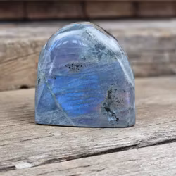 Lila Labradorit (Sunset Labradorit), polerad kristall stående friform #18