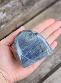 Lila Labradorit (Sunset Labradorit), polerad kristall stående friform #18