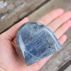 Lila Labradorit (Sunset Labradorit), polerad kristall stående friform #18