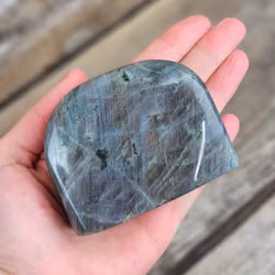 Lila Labradorit (Sunset Labradorit), polerad kristall stående friform #19