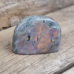 Lila Labradorit (Sunset Labradorit), polerad kristall stående friform #19