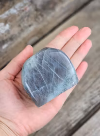 Lila Labradorit (Sunset Labradorit), polerad kristall stående friform #20