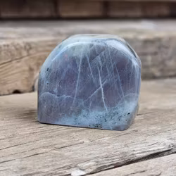 Lila Labradorit (Sunset Labradorit), polerad kristall stående friform #20