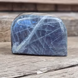 Lila Labradorit (Sunset Labradorit), polerad kristall stående friform #21