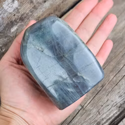 Lila Labradorit (Sunset Labradorit), polerad kristall stående friform #22