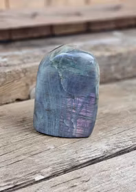 Lila Labradorit (Sunset Labradorit), polerad kristall stående friform #22