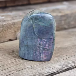 Lila Labradorit (Sunset Labradorit), polerad kristall stående friform #22