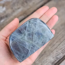 Lila Labradorit (Sunset Labradorit), polerad kristall stående friform #23