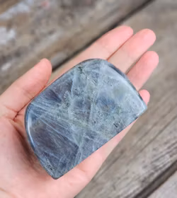 Lila Labradorit (Sunset Labradorit), polerad kristall stående friform #23