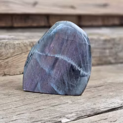 Lila Labradorit (Sunset Labradorit), polerad kristall stående friform #25