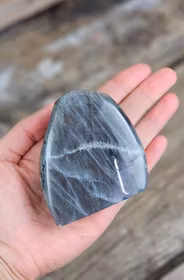 Lila Labradorit (Sunset Labradorit), polerad kristall stående friform #25