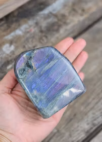 Lila Labradorit (Sunset Labradorit), polerad kristall stående friform #26