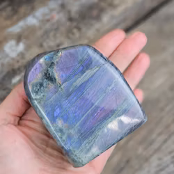 Lila Labradorit (Sunset Labradorit), polerad kristall stående friform #26