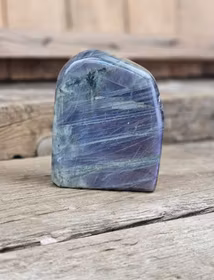 Lila Labradorit (Sunset Labradorit), polerad kristall stående friform #26