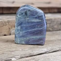 Lila Labradorit (Sunset Labradorit), polerad kristall stående friform #26